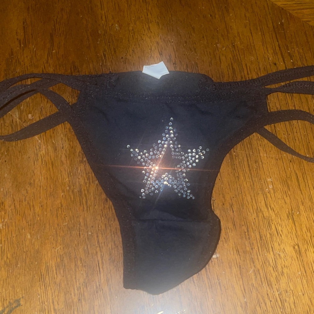 ROMWE Black thong with Star